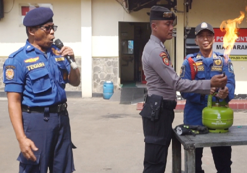 Instruktur dari Bidang Pemadam Kebakaran Satpol PP Purbalingga memberikan pelatihan pemadaman api bagi personel Polri serta berbagai elemen masyarakat, Senin 22 Juni 2026
