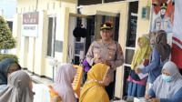 Kapolsek Bukateja, AKP Dono Hendarto saat acara pelayanan cek kesehatan gratis bagi masyarakat guna menyambut Hari Bhayangkara ke-80 di Mapolsek Bukateja, Minggu 14 Juni 2026 Kapolsek Bukateja, AKP Dono Hendarto saat acara pelayanan cek kesehatan gratis bagi masyarakat guna menyambut Hari Bhayangkara ke-80 di Mapolsek Bukateja, Minggu 14 Juni 2026