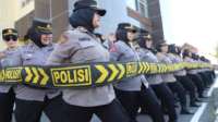 Polisi Wanita (Polwan) dari Polresta Surakarta mengikuti latihan pengendalian massa (Dalmas) yang digelar di halaman Mapolresta Surakarta. Sumber Foto: humas.polri.go.id