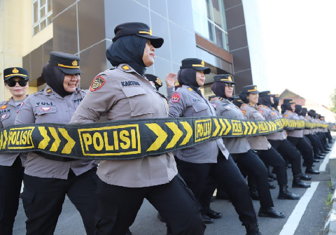 Polisi Wanita (Polwan) dari Polresta Surakarta mengikuti latihan pengendalian massa (Dalmas) yang digelar di halaman Mapolresta Surakarta. Sumber Foto: humas.polri.go.id