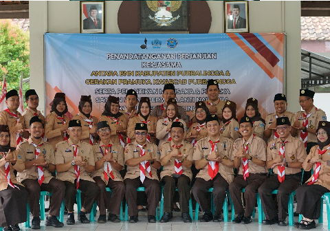Ketua Gerakan Pramuka Kwartir Cabang (Kwarcab) Kabupaten Purbalingga, Tri Gunawan Setyadi, bersama Ketua Badan Narkotika Nasional Kabupaten, (BNNK) Purbalingga dan pengurus Saka Perwira Anti Narkoba, di Sanggar Bakti Pramuka,Jumat 12 Juni 2026