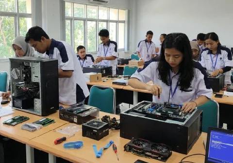 Program teknisi komputer menyeluruh