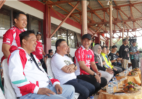Bupati Purbalingga Fahmi Muhammad Hanif bersama Bupati Kuningan H. Dian Rachmat Yanuar menyaksikan laga pamungkas Grup Q putaran 32 besar Liga 4 Nasional Piala Presiden 2026 Persibangga melawan PESIK Kuningan di Stadion Gelora Goentoer Darjono, Senin 15 Juni 2026 Bupati Purbalingga Fahmi Muhammad Hanif bersama Bupati Kuningan H. Dian Rachmat Yanuar menyaksikan laga pamungkas Grup Q putaran 32 besar Liga 4 Nasional Piala Presiden 2026 Persibangga melawan PESIK Kuningan di Stadion Gelora Goentoer Darjono, Senin 15 Juni 2026