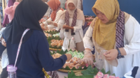 Pengelola Taman Wisata Pendidikan (TWP) Purbasari Pancuran Mas, Purbalingga membagikan ribuan jajan tradisional secara cuma-cuma kepada pengunjung sebagai bentuk syukur atas eksistensi objek wisata tersebut pada hari ulang tahun ke-25