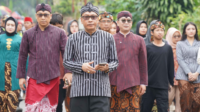 Keluarga besar almarhum RM. Subagyo Wiryo Saputro, keturunan pendiri sekaligus Bupati pertama Purbalingga berbaur dengan Ribuan penduduk Desa Candiwulan, Kecamatan Kutasari, Kabupaten Purbalingga, memadati ruas jalan mulai Balai Desa hingga Puri Candiwulan