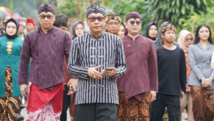 Keluarga besar almarhum RM. Subagyo Wiryo Saputro, keturunan pendiri sekaligus Bupati pertama Purbalingga berbaur dengan Ribuan penduduk Desa Candiwulan, Kecamatan Kutasari, Kabupaten Purbalingga, memadati ruas jalan mulai Balai Desa hingga Puri Candiwulan
