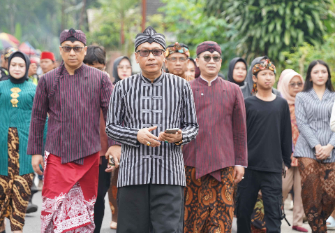 Keluarga besar almarhum RM. Subagyo Wiryo Saputro, keturunan pendiri sekaligus Bupati pertama Purbalingga berbaur dengan Ribuan penduduk Desa Candiwulan, Kecamatan Kutasari, Kabupaten Purbalingga, memadati ruas jalan mulai Balai Desa hingga Puri Candiwulan