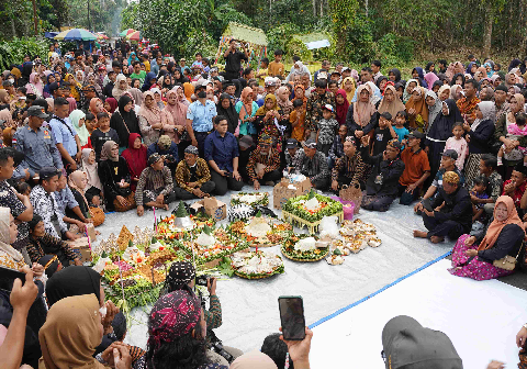 Sebanyak lima dusun beserta paguyuban Pasar Tobong turut memeriahkan suasana melalui pembuatan gunungan hasil bumi serta tumpeng untuk santapan bersama.