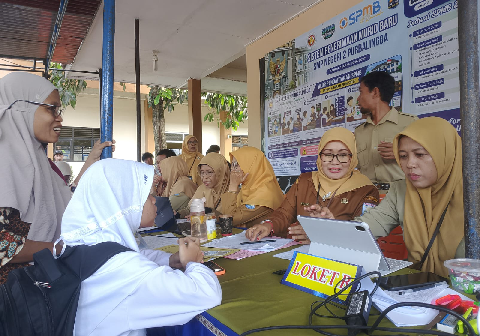 Pelayanan hari pertama SPMB tahun 2026 di SMP Negeri 2 Purbalingga berjalan lancar dan tertib.