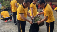 Anggota kepolisian membersihkan berbagai tempat ibadah secara serentak pada Jumat 19 Juni 2026