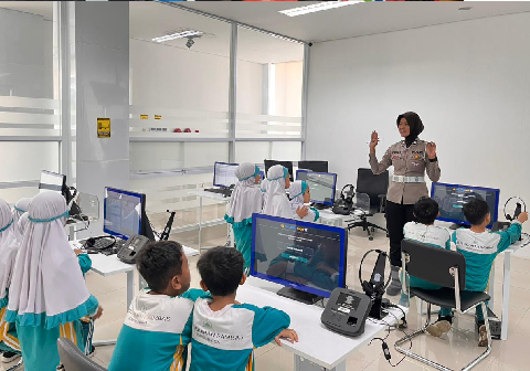 SatlaSatlantas Polres Purbalingga menyelenggarakan program Polisi Sahabat Anak (Polsanak) saat menyambut kunjungan siswa MI Sambas Purbalingga di Kantor Satlantasntas Purbalingga Polsanak Satlantas Polres Purbalingga menyelenggarakan program Polisi Sahabat Anak (Polsanak) saat menyambut kunjungan siswa MI Sambas Purbalingga di Kantor Satlantas