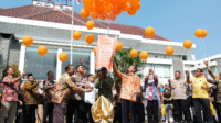 Bupati Pemalang Anom Widiyantoro memukul gong serta melepas balon sebagai simbol awal peluncuran Sensus Ekonomi (SE) 2026 bertempat pada Ballroom Hotel R-Gina, Jumat 12 Juni 2026 Bupati Pemalang Anom Widiyantoro memukul gong serta melepas balon sebagai simbol awal peluncuran Sensus Ekonomi (SE) 2026 bertempat pada Ballroom Hotel R-Gina, Jumat 12 Juni 2026
