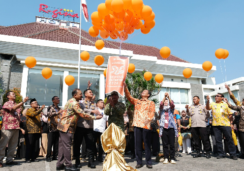 Bupati Pemalang Anom Widiyantoro memukul gong serta melepas balon sebagai simbol awal peluncuran Sensus Ekonomi (SE) 2026 bertempat pada Ballroom Hotel R-Gina, Jumat 12 Juni 2026 Bupati Pemalang Anom Widiyantoro memukul gong serta melepas balon sebagai simbol awal peluncuran Sensus Ekonomi (SE) 2026 bertempat pada Ballroom Hotel R-Gina, Jumat 12 Juni 2026