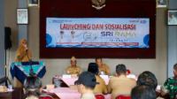 Camat Kutasari, Tri Wahyu Dini Susanti saat memaparkan aplikasi inovasi SRI RAMA (Srikandi Transformasi Digital Administrasi Tata Usaha Desa)