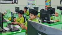 Para siswa  sedang konsentrasi mengerjakan soal Tes Kompetensi Akademik (TKA) mata pelajaran Bahasa Indonesia. Foto Ilustrasi