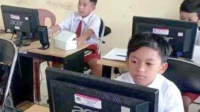 Para siswa  sedang konsentrasi mengerjakan soal Tes Kompetensi Akademik (TKA). Foto Ilustrasi