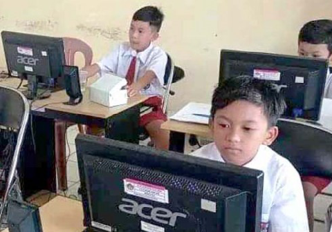 Para siswa  sedang konsentrasi mengerjakan soal Tes Kompetensi Akademik (TKA). Foto Ilustrasi