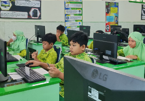 Para siswa  sedang konsentrasi mengerjakan soal Tes Kompetensi Akademik (TKA) mata pelajaran Bahasa Indonesia. Foto Ilustrasi