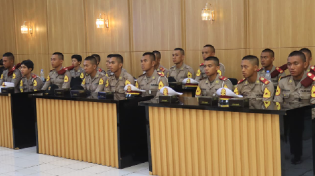 Taruna dan Taruni Akademi Kepolisian (Akpol) Tingkat I melaksanakan Latihan Kerja (Latja) pada Polres Purbalingga yang bertujuan menyelaraskan teori pendidikan dengan praktik lapangan bagi para calon perwira.