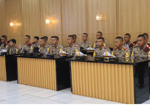Taruna dan Taruni Akademi Kepolisian (Akpol) Tingkat I melaksanakan Latihan Kerja (Latja) pada Polres Purbalingga yang bertujuan menyelaraskan teori pendidikan dengan praktik lapangan bagi para calon perwira.