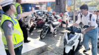 Petugas dari Unit Kamsel Satlantas Polres Purbalingga menemukan pelajar Sekolah Menengah Kejuruan (SMK) Muhammadiyah 1 Purbalingga mengendarai sepeda motor tanpa helm, tanpa kaca spion, tanpa Tanda Nomor Kendaraan Bermotor (TNKB), serta menggunakan knalpot brong