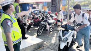 Petugas dari Unit Kamsel Satlantas Polres Purbalingga menemukan pelajar Sekolah Menengah Kejuruan (SMK) Muhammadiyah 1 Purbalingga mengendarai sepeda motor tanpa helm, tanpa kaca spion, tanpa Tanda Nomor Kendaraan Bermotor (TNKB), serta menggunakan knalpot brong