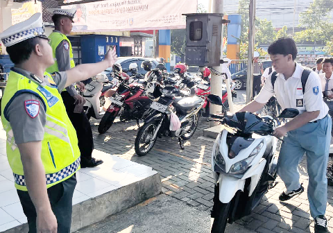 Petugas dari Unit Kamsel Satlantas Polres Purbalingga menemukan pelajar Sekolah Menengah Kejuruan (SMK) Muhammadiyah 1 Purbalingga mengendarai sepeda motor tanpa helm, tanpa kaca spion, tanpa Tanda Nomor Kendaraan Bermotor (TNKB), serta menggunakan knalpot brong