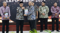 Kepala Perwakilan BPK Provinsi Jawa Tengah, Ahmad Luthfi, menyerahkan Laporan Hasil Pemeriksaan kepada Bupati Pemalang, Anom Widiyantoro, di Kota Semarang, Kamis 11 Juni 2026 Kepala Perwakilan BPK Provinsi Jawa Tengah, Ahmad Luthfi, menyerahkan Laporan Hasil Pemeriksaan kepada Bupati Pemalang, Anom Widiyantoro, di Kota Semarang, Kamis 11 Juni 2026