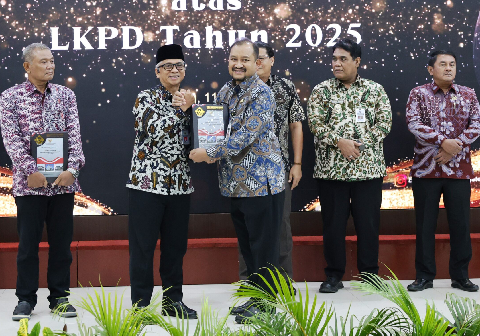 Kepala Perwakilan BPK Provinsi Jawa Tengah, Ahmad Luthfi, menyerahkan Laporan Hasil Pemeriksaan kepada Bupati Pemalang, Anom Widiyantoro, di Kota Semarang, Kamis 11 Juni 2026 Kepala Perwakilan BPK Provinsi Jawa Tengah, Ahmad Luthfi, menyerahkan Laporan Hasil Pemeriksaan kepada Bupati Pemalang, Anom Widiyantoro, di Kota Semarang, Kamis 11 Juni 2026