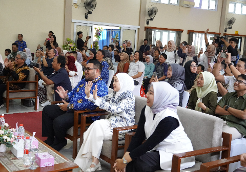 Wakil Bupati Purbalingga Dimas Prasetyahani bersama istri, Denita Dimas Prasetyahani, hadir langsung saat pelepasan peserta belajar TK Purba Adhi Suta Plus Purbalingga dengan memberikan dukungan penguatan pendidikan anak usia dini (PAUD), di Rumah Tien Katering Purbalingga, Rabu 17 Juni 2026