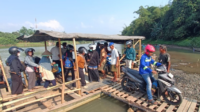 Warga Manfaatkan Perahu Penyeberangan Imbas Perbaikan Jembatan Serayu