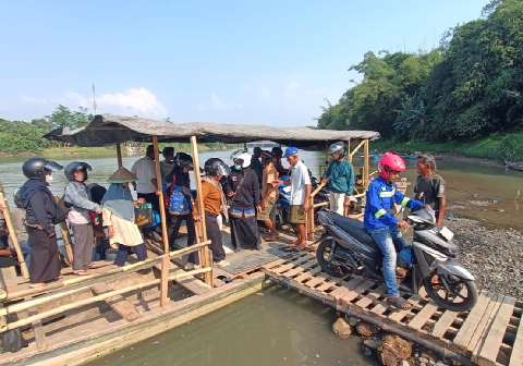 Warga Manfaatkan Perahu Penyeberangan Imbas Perbaikan Jembatan Serayu Warga Manfaatkan Perahu Penyeberangan Imbas Perbaikan Jembatan Serayu