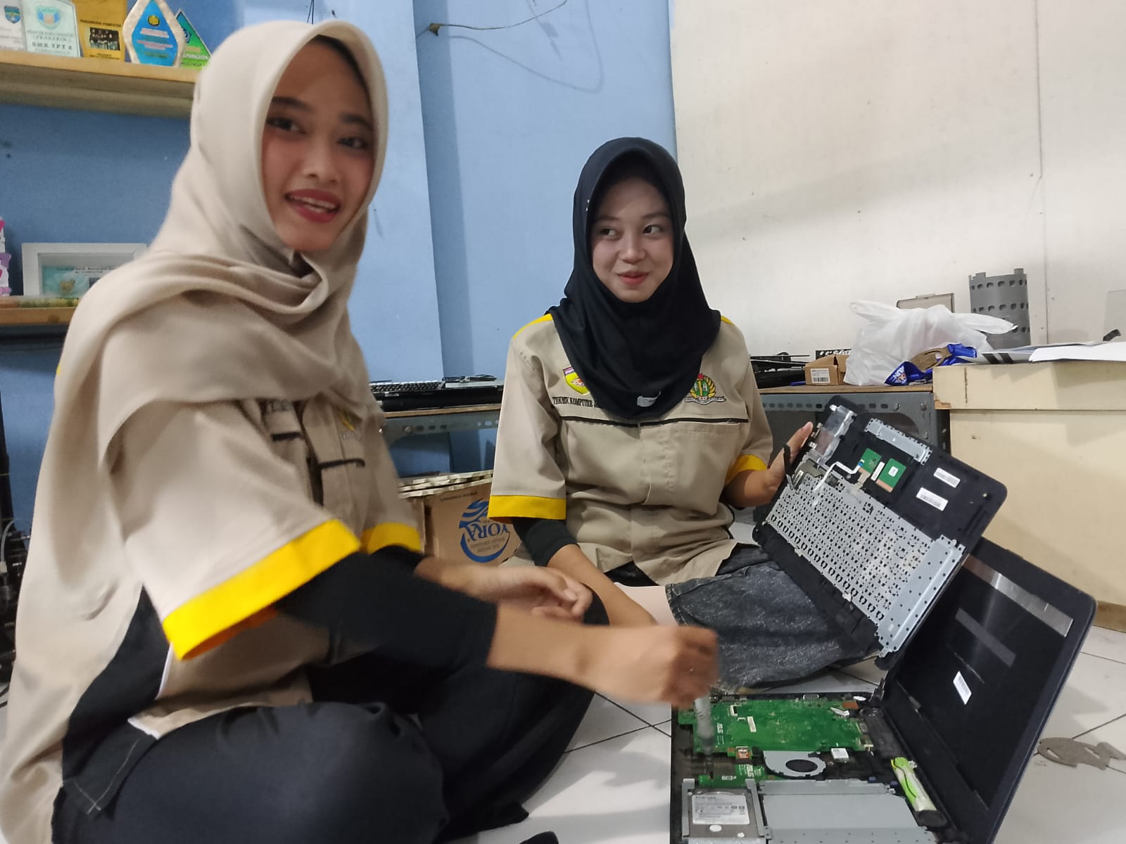 Para siswi jurusan Teknik Komputer Jaringan SMK YPLP Perwira 2 Purbalingga saat menjalani praktik kerja lapangan pada Waranka Indonesia Computer Purbalingga, Kamis 11 Juni 2026. Para siswi jurusan Teknik Komputer Jaringan SMK YPLP Perwira 2 Purbalingga saat menjalani praktik kerja lapangan pada Waranka Indonesia Computer Purbalingga, Kamis 11 Juni 2026.