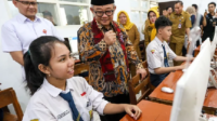 Menteri Pendidikan Dasar dan Menengah (Mendikdasmen), Abdul Mu’ti meninjau pelaksanaan Tes Kemampuan Akademik (TKA) jenjang SMP di Surabaya, 7 April 2026. Sumber Foto: Kominfo Pemkot Surabaya.