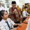 Menteri Pendidikan Dasar dan Menengah (Mendikdasmen), Abdul Mu’ti meninjau pelaksanaan Tes Kemampuan Akademik (TKA) jenjang SMP di Surabaya, 7 April 2026. Sumber Foto: Kominfo Pemkot Surabaya.