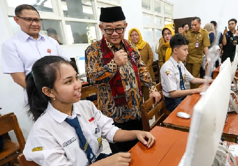 Menteri Pendidikan Dasar dan Menengah (Mendikdasmen), Abdul Mu’ti meninjau pelaksanaan Tes Kemampuan Akademik (TKA) jenjang SMP di Surabaya, 7 April 2026. Sumber Foto: Kominfo Pemkot Surabaya.