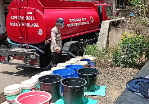 Kehadiran tangki bantuan BPBD Purbalingga membawa angin segar bagi warga lereng gunung yang kesulitan memperoleh air jernih. Kehadiran tangki bantuan BPBD Purbalingga membawa angin segar bagi warga lereng gunung yang kesulitan memperoleh air jernih.