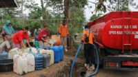 Memasuki hari ke-17 kegiatan penanganan pada Jumat, 24 Juli 2026, BPBD Purbalingga mengerahkan 60 armada tangki yang mengangkut 294.000 liter air segar.