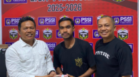 Manajer Tim Persibangga yang juga menjabat sebagai Ketua Askab PSSI Purbalingga Uut Triyas Yanuar menyerahkan bonus sebesar Rp50 juta dari Bupati Purbalingga Fahmi Muhammad Hanif kepada Kapten Tim Persibangga Andre Putra Wibowo yang disaksikan oleh Sekretaris Tim Nugroho Aji di Sekretariat Persibangga, Kamis 9 Juni 2026