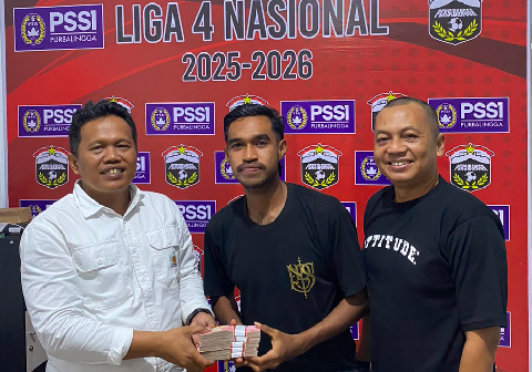 Manajer Tim Persibangga yang juga menjabat sebagai Ketua Askab PSSI Purbalingga Uut Triyas Yanuar menyerahkan bonus sebesar Rp50 juta dari Bupati Purbalingga Fahmi Muhammad Hanif kepada Kapten Tim Persibangga Andre Putra Wibowo yang disaksikan oleh Sekretaris Tim Nugroho Aji di Sekretariat Persibangga, Kamis 9 Juni 2026 Manajer Tim Persibangga yang juga menjabat sebagai Ketua Askab PSSI Purbalingga Uut Triyas Yanuar menyerahkan bonus sebesar Rp50 juta dari Bupati Purbalingga Fahmi Muhammad Hanif kepada Kapten Tim Persibangga Andre Putra Wibowo yang disaksikan oleh Sekretaris Tim Nugroho Aji di Sekretariat Persibangga, Kamis 9 Juni 2026