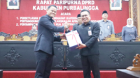 Bupati Purbalingga, Fahmi Muhammad Hanif, menyerahkan Rancangan Kebijakan Umum APBD (KUA) serta Prioritas dan Plafon Anggaran Sementara (PPAS) Tahun Anggaran 2027 sebagai pedoman penyusunan anggaran tahun mendatang kepada Ketua DPRD Kabupaten Purbalingga, HR. Bambang Irawan, dalam Rapat Paripurna DPRD, Selasa 14 Juli 2026.