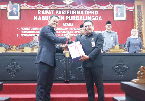 Bupati Purbalingga, Fahmi Muhammad Hanif, menyerahkan Rancangan Kebijakan Umum APBD (KUA) serta Prioritas dan Plafon Anggaran Sementara (PPAS) Tahun Anggaran 2027 sebagai pedoman penyusunan anggaran tahun mendatang kepada Ketua DPRD Kabupaten Purbalingga, HR. Bambang Irawan, dalam Rapat Paripurna DPRD, Selasa 14 Juli 2026.