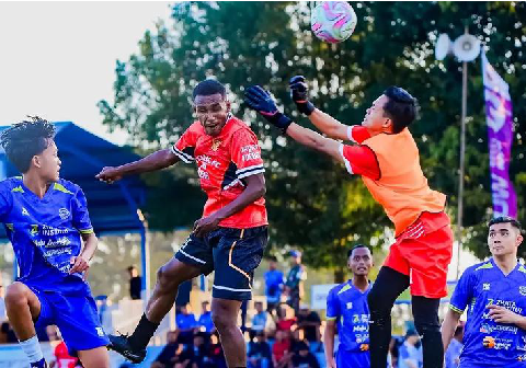 Andalas FC Kayuares sukses menundukkan PS Lambur dengan skor 4-1dalam laga pembuka Open Tournament Danlanud Cup XXIV 2026 di Stadion Garuda Manunggal Lanud Jenderal Besar Soedirman, Wirasaba, Purbalingga, Rabu 1 Juli 2026.