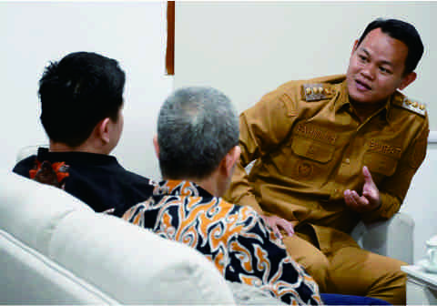 Bupati Purbalingga Fahmi Muhammad Hanif saat menerima audensi Owner Eka Surya Plaza Teddy Adianto di Ruang Kerja Bupati Purbalingga, Selasa 28 Juli 2026