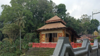 Destinasi unik Pesarean Gunung Kawi menawarkan objek wisata ritual berupa tradisi ziarah ke makam leluhur, yaitu Eyang Jugo dan Raden Mas Iman Soedjono.