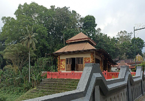 Destinasi unik Pesarean Gunung Kawi menawarkan objek wisata ritual berupa tradisi ziarah ke makam leluhur, yaitu Eyang Jugo dan Raden Mas Iman Soedjono.