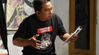 Ketua Katasapa Purbalingga, Agustav Triono saat membaca puisi di Sanggar Budidoyo, Kembaran Kulon, Purbalingga dalam acara Juguran Sastra: Membaca Puisi Indonesia guna merayakan Hari Puisi Indonesia, Minggu malam 26 Juli 2026.