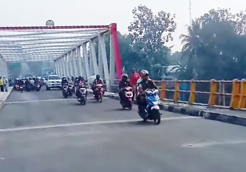 Pembukaan jembatan Sungai Serayu ini mengakhiri masa sulit warga yang selama ini harus memutar rute jauh atau memanfaatkan jasa perahu penyeberangan demi mencapai tujuan. Pembukaan jembatan Sungai Serayu ini mengakhiri masa sulit warga yang selama ini harus memutar rute jauh atau memanfaatkan jasa perahu penyeberangan demi mencapai tujuan.
