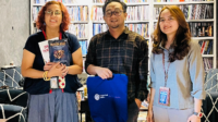 Tim KITLV-Jakarta (Koninklijk Instituut voor Taal-, Land- en Volkenkunde) dari Universitas Leiden, Belanda, Verina Maria dan Clara Priscilla bersama Founder Amerta Media, Tegar Roli A saat kunjungan di Penerbit Amerta Media