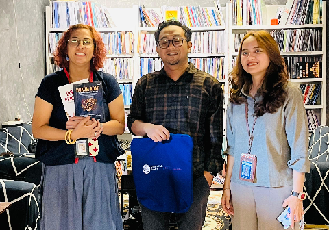 Tim KITLV-Jakarta (Koninklijk Instituut voor Taal-, Land- en Volkenkunde) dari Universitas Leiden, Belanda, Verina Maria dan Clara Priscilla bersama Founder Amerta Media, Tegar Roli A saat kunjungan di Penerbit Amerta Media
